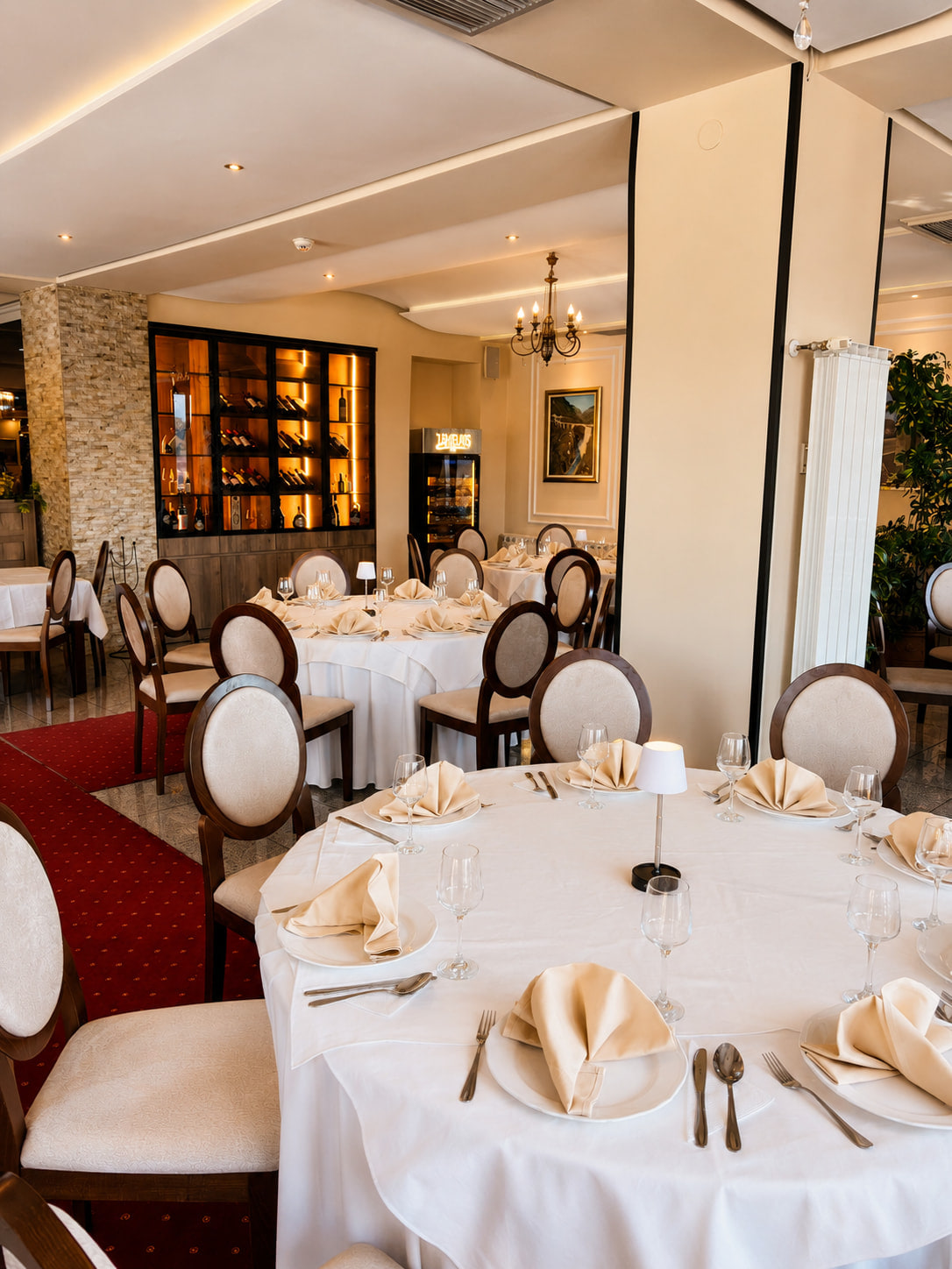 Interijer restorana Hotel Gold — postavljen stol
